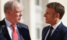 Le président français Emmanuel Macron (d.) salue le prince Albert II de Monaco à son arrivée au château de Villers-Cotterets, dans le nord-est de la France, le 4 octobre 2024 ( AFP / Ludovic MARIN )