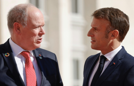 Le président français Emmanuel Macron (d.) salue le prince Albert II de Monaco à son arrivée au château de Villers-Cotterets, dans le nord-est de la France, le 4 octobre 2024 ( AFP / Ludovic MARIN )