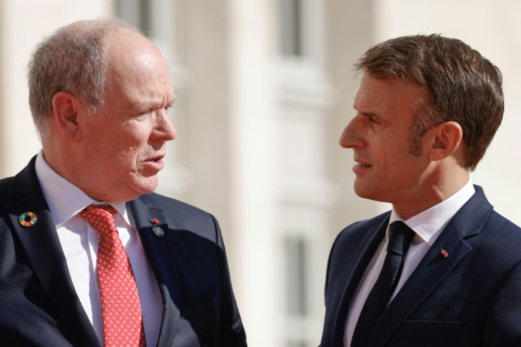 Le président français Emmanuel Macron (d.) salue le prince Albert II de Monaco à son arrivée au château de Villers-Cotterets, dans le nord-est de la France, le 4 octobre 2024 ( AFP / Ludovic MARIN )
