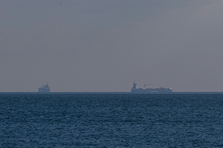 Deux navires de commerce près du port d'Odessa en Ukraine, le 19 février 2026 ( AFP / Oleksandr GIMANOV )