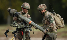 Des soldats français portent des missiles Mistral lors d'une démonstration à Versailles