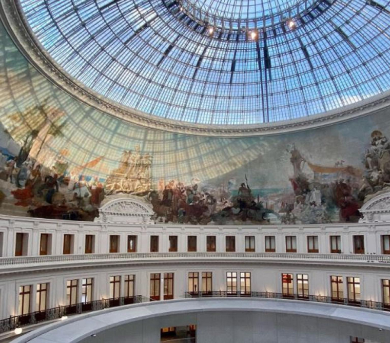 Suspendu dans le ciel de Paris, ce restaurant a une âme à découvrir de toute urgence crédit photo : Capture d’écran Instagram @halle_aux_grains_bras_paris