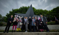 La maire de Paris Anne Hidalgo (4e d), l'artiste Jean-Luc Verna (5e d) lors de l'inauguration du mémorial en hommage aux victimes homosexuelles de la déportation et aux victimes LGBT+, le 17 mai 2025 à Paris ( AFP / Kiran RIDLEY )