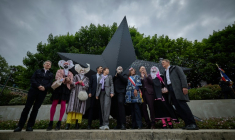 La maire de Paris Anne Hidalgo (4e d), l'artiste Jean-Luc Verna (5e d) lors de l'inauguration du mémorial en hommage aux victimes homosexuelles de la déportation et aux victimes LGBT+, le 17 mai 2025 à Paris ( AFP / Kiran RIDLEY )