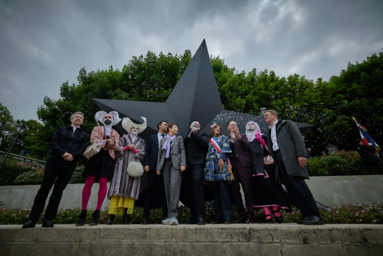 La maire de Paris Anne Hidalgo (4e d), l'artiste Jean-Luc Verna (5e d) lors de l'inauguration du mémorial en hommage aux victimes homosexuelles de la déportation et aux victimes LGBT+, le 17 mai 2025 à Paris ( AFP / Kiran RIDLEY )
