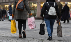 Des femmes portant des sacs de courses marchent dans le centre-ville de Nuremberg
