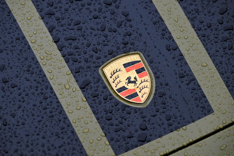 Le logo Porsche est affiché sur un véhicule au pavillon d'exposition de Porsche, le jour du salon automobile IAA à Munich