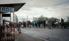 Des Burundais déplacés par les combats font la queue avec leurs biens pour tenter de passer au Burundi suite à la fermeture de la frontière entre la République démocratique du Congo et le Burundi, au poste-frontière de Kavimvira (RDC) le 14 décembre 2025 ( AFP / Jospin Mwisha )