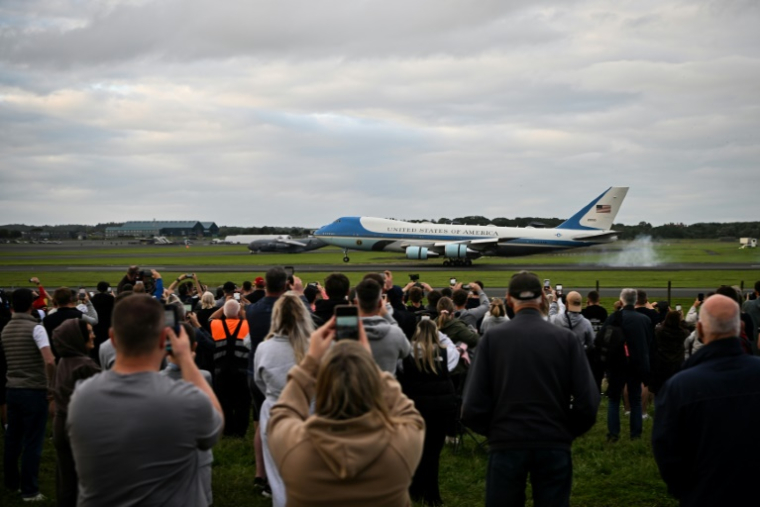 L'avion présidentiel américain Air Force One atterrit à Prestwick, en Ecosse, le 26 juillet 2025 ( AFP / ANDY BUCHANAN )