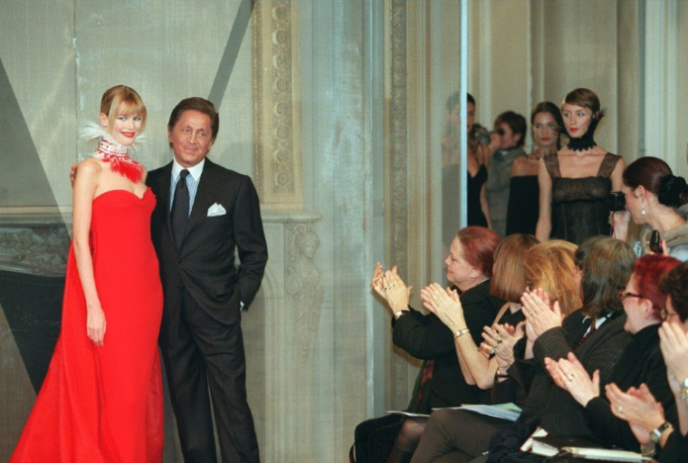 Claudia Schiffer et Valentino applaudis à l'issue du défilé du couturier, le 18 janvier 1997 à Paris, dans le cadre des collections de haute-couture printemps/été 1998. ( AFP / THOMAS COEX )
