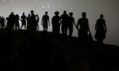 Des migrants marchent en direction de la région de Fnideq, dans le nord du Maroc, après avoir quitté l’enclave nord-africaine espagnole de Ceuta, près de la ville de Fnideq, à la frontière maroco-espagnole, à la suite d’une tentative de franchissement au poste-frontière de Bab Sebta, à la frontière maroco-espagnole, le 1er août 2026 ( AFP / Abdel Majid BZIOUAT )