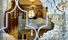 Une vitre brisée dans une église orthodoxe du village de Hammoud, après une attaque, le 23 octobre 2026 en Jordanie ( AFP / Mussa HATTAR )