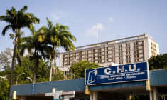 L'entrée du CHU de Pointe-à-Pitre le 3 septembre 2021en Guadeloupe ( AFP / Carla BERNHARDT )