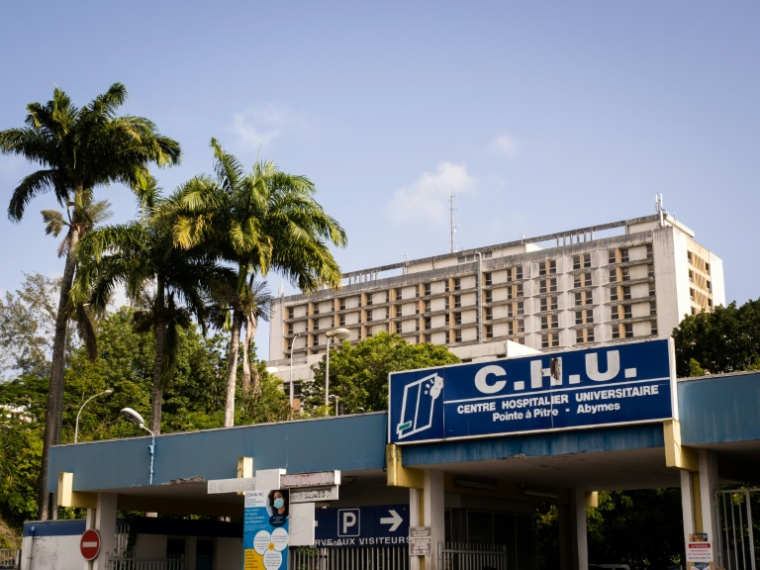 L'entrée du CHU de Pointe-à-Pitre le 3 septembre 2021en Guadeloupe ( AFP / Carla BERNHARDT )