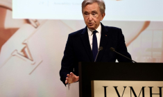 Bernard Arnault, PDG du conglomérat de luxe LVMH, lors de la présentation des résultats financiers 2024 du groupe LVMH dans le cadre d'une assemblée générale des actionnaires à Paris le 17 avril 2025 ( AFP / Thibaud MORITZ )