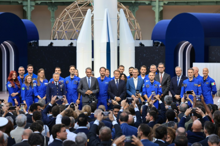 Le président Emmanuel Macron (c,d), l'astronaute de l'ESA, Thomas Pesquet (c) et le Premier ministre grec Kyriakos (c,g) avec des astronautes et des membres du programme spatial Vast lors du Sommet international sur l'Espace à Paris, le 9 septembre 2026 ( POOL / Ludovic MARIN )