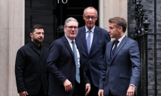 Le président ukrainien Volodymyr Zelensky, le Premier ministre britannique Keir Starmer, le chancelier allemand Friedrich Merz et le président français Emmanuel Macron à Londres, le 8 décembre 2025 ( POOL / Adrian DENNIS )