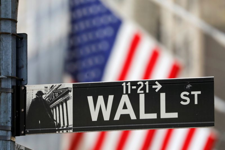 Un panneau indiquant Wall Street à l'extérieur du New York Stock Exchange (NYSE)