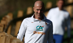 Le sélectionneur Zinédine Zidane arrive pour une séance d'entraînement avec l'équipe des Bleus au centre de Clairefontaine, près de Paris, le 21 septembre 2026  ( AFP / FRANCK FIFE )