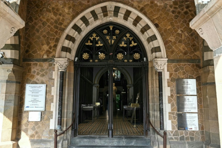 L'entrée de la bibliothèque victorienne David Sassoon à Bombay, le 9 octobre 2026  ( AFP / Indranil MUKHERJEE )