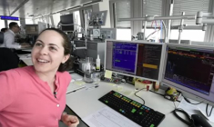 Une employée du front office de la BCE, chargée des achats du ''quantitative easing'' via des écrans Bloomberg. Source : BCE.