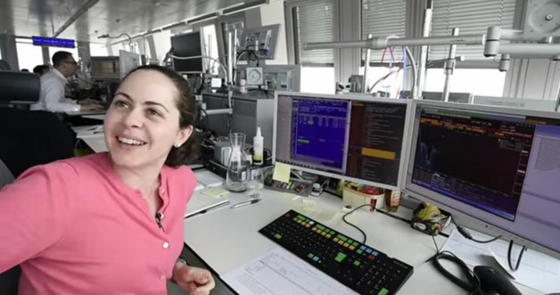 Une employée du front office de la BCE, chargée des achats du ''quantitative easing'' via des écrans Bloomberg. Source : BCE.