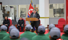 Cette photo prise le 19 janvier 2026 et diffusée par l'agence officielle nord-coréenne KCNA le 20 janvier 2026 montre le dirigeant nord-coréen Kim Jong Un (en haut, au centre) prononçant un discours à l'occastion de la modernisation du complexe de machines de Ryongsong, dans la province de Hamgyong du Sud, en Corée du Nord ( KCNA VIA KNS / STR )