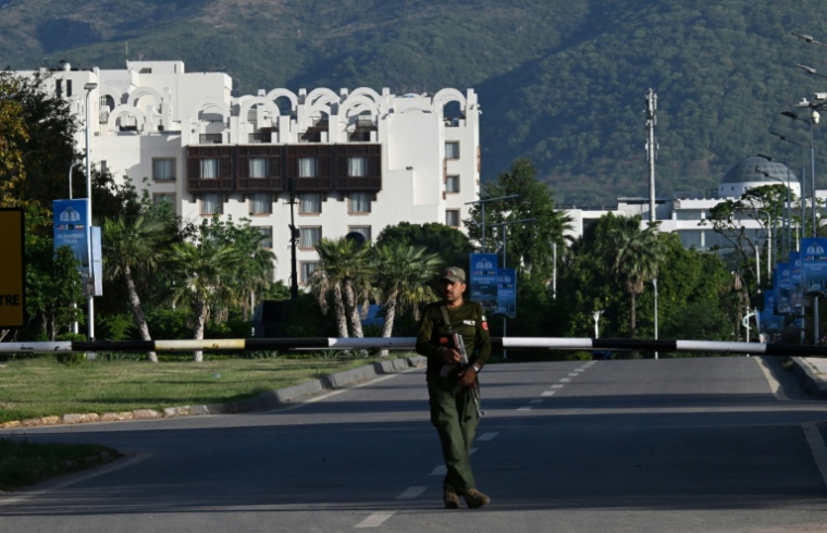 Un policier pakistanais le 22 avril devant l'hôtel Serena d'Islamabad où sont censées se tenir les discussions américano-iraniennes ( AFP / Aamir QURESHI )