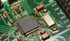 Le déploiement des véhicules autonomes et des objets connectés devrait porter le secteur des semi-conducteurs. (© A. Greig)