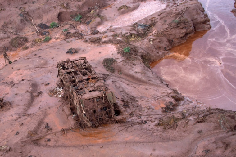 Vue aérienne des dommages dans le village de Bento Rodrigues le 6 novembre 2015 au Brésil, après la rupture du barrage minier de Fundao, près de la ville de Mariana, dans l'Etat du Minas Gerais (sud-est). ( AFP / Christophe SIMON )