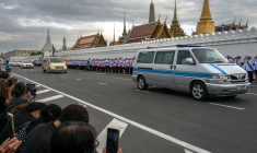 Des Thaïlandais assistent au passage du cortège funèbre amenant la dépouille de la reine mère Sirikit au Palais royal de Bankok, le 26 octobre 2025 ( AFP / Chanakarn Laosarakham )