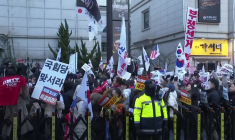 Rassemblement des partisans du président sud-coréen déchu Yoon, un an après la loi martiale