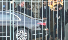 Le chancelier allemand Friedrich Merz (D) accueille le président ukrainien Volodymyr Zelensky avant un entretien, le 14 décembre 2025 à Berlin  ( AFP / RALF HIRSCHBERGER )