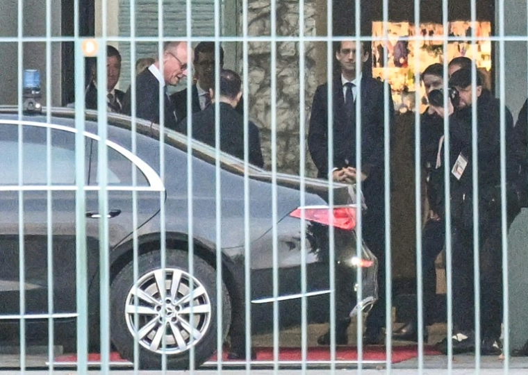 Le chancelier allemand Friedrich Merz (D) accueille le président ukrainien Volodymyr Zelensky avant un entretien, le 14 décembre 2025 à Berlin  ( AFP / RALF HIRSCHBERGER )