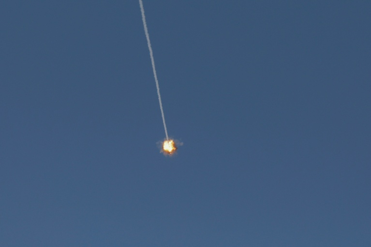 Un missile du système israélien "Dôme de fer" traverse le ciel pour intercepter des projectiles entrants, vu depuis une position dans la région de la Haute-Galilée, dans le nord d'Israël, le 8 juin 2026 ( AFP / Jalaa MAREY )