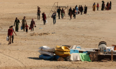 Des personnes fuient les bombardements israéliens en transportant leurs effets personnels