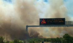 Photographie prise depuis une voiture circulant sur l'autoroute A9 dans les environs de Ledenon, près de Nîmes, le 5 juillet 2026 ( AFP / Agnès PEDRERO )