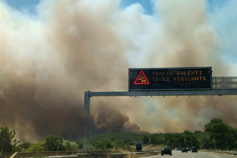 Photographie prise depuis une voiture circulant sur l'autoroute A9 dans les environs de Ledenon, près de Nîmes, le 5 juillet 2026 ( AFP / Agnès PEDRERO )