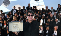Le réalisateur iranien Jafar Panahi avec sa Palme d'or pour "Un simple accident", le 24 mai 2025 au festival de Cannes ( AFP / Bertrand GUAY )