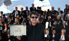 Le réalisateur iranien Jafar Panahi avec sa Palme d'or pour "Un simple accident", le 24 mai 2025 au festival de Cannes ( AFP / Bertrand GUAY )