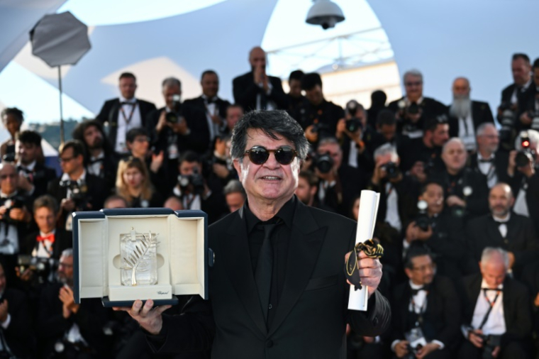 Le réalisateur iranien Jafar Panahi avec sa Palme d'or pour "Un simple accident", le 24 mai 2025 au festival de Cannes ( AFP / Bertrand GUAY )