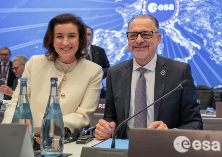 La ministre allemande de la Recherche, de la Technologie et de l'Aérospatiale, Dorothee Baer, et le directeur général de l'ESA, Josef Aschbacher, lors de la réunion ministérielle de l'Agence spatiale européenne (ESA) au Centre des congrès de Brême, dans le nord de l'Allemagne, le 26 novembre 2025 ( AFP / FOCKE STRANGMANN )