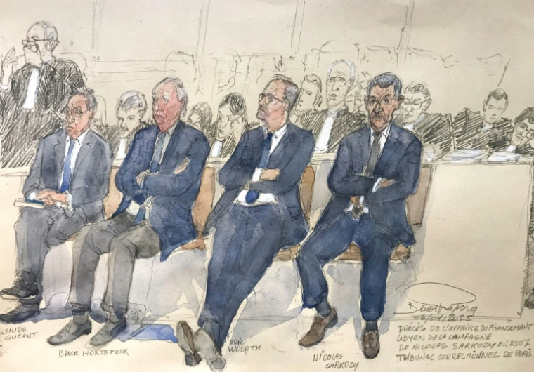 De g. à d.: Nicolas Sarkozy, Eric Woerth, Brice Hortefeux et Claude Guéant, le 6 janvier 2025 lors du procès concernant le financement de la campagne présidentielle de 2007 de M. Sarkozy ( AFP / Benoit PEYRUCQ )