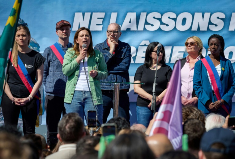 Marine Tondelier (c) lors d'un rassemblement de son parti à Paris le 6 avril 2025 ( AFP / Kiran RIDLEY )