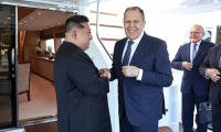 Le dirigeant nord-coréen Kim Jon Un (à droite) reçoit le ministre russe des Affaires étrangères Sergueï Lavrov à Wonsan, sur la côte est de la Corée du Nord, le 12 juillet 2025 ( RUSSIAN FOREIGN MINISTRY / HANDOUT / Handout )
