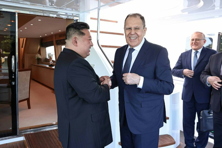 Le dirigeant nord-coréen Kim Jon Un (à droite) reçoit le ministre russe des Affaires étrangères Sergueï Lavrov à Wonsan, sur la côte est de la Corée du Nord, le 12 juillet 2025 ( RUSSIAN FOREIGN MINISTRY / HANDOUT / Handout )