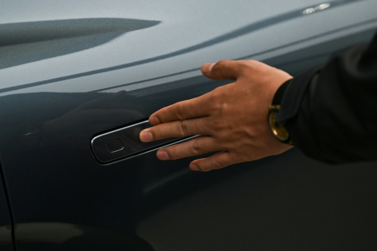 Une poignée de portière d'un véhicule électrique, dans une salle d'exposition à Pékin, le 3 février 2026 ( AFP / Pedro Pardo )