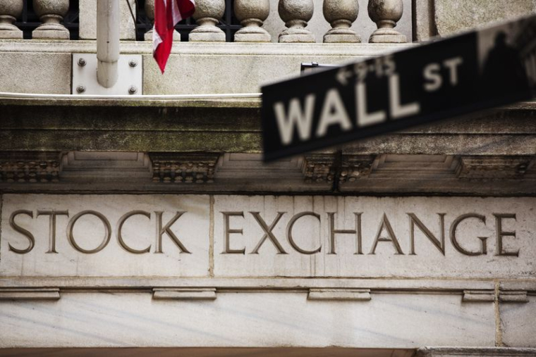 Un panneau indiquant « Wall Street » est accroché devant la Bourse de New York
