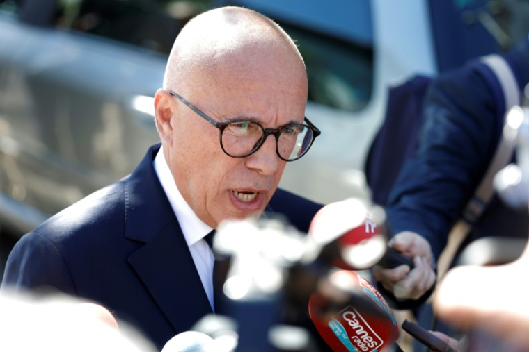 Le maire de Nice, Éric Ciotti, s'adresse à la presse sur les lieux de la fusillade dans le quartier des Moulins, le 11 mai 2026 à Nice ( AFP / Frederic DIDES )