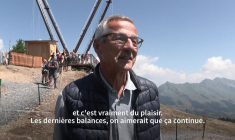 Voler au-dessus des Alpes suisses sur une balançoire géante